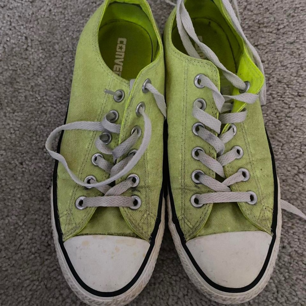 Is top acid color converse, a little dirty.